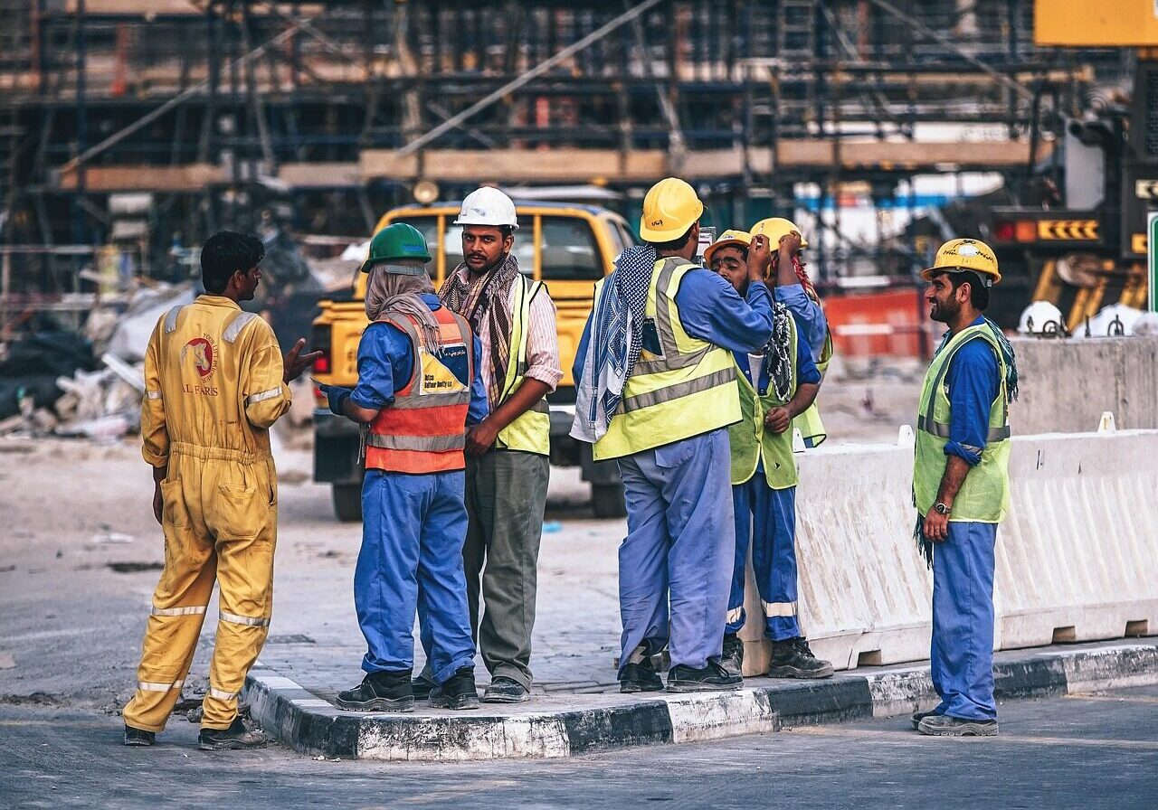 grupo de trabalhadores de fábrica conversando